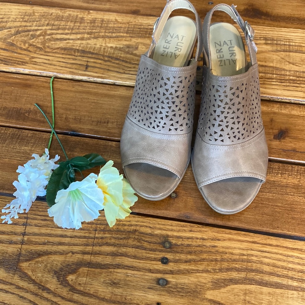 Peep toe sandals